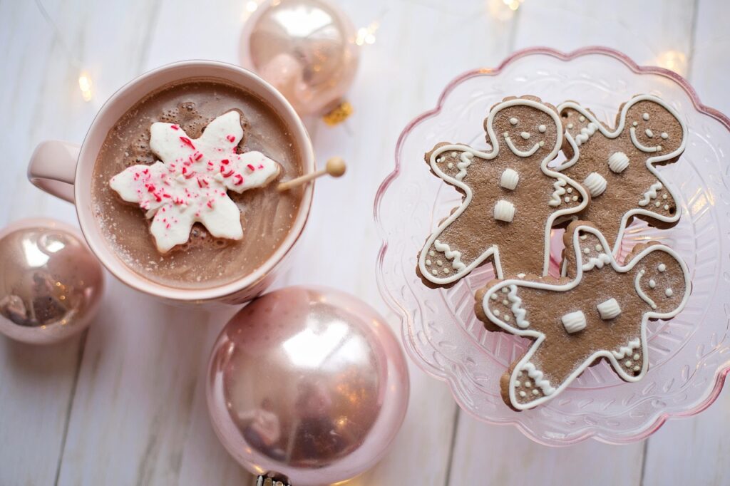 hot chocolate and gingerbread cookies