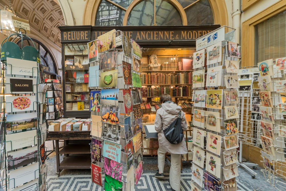 Tourist walking into a gift shop