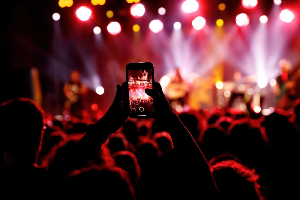 Streaming a music concert to social media via smartphone