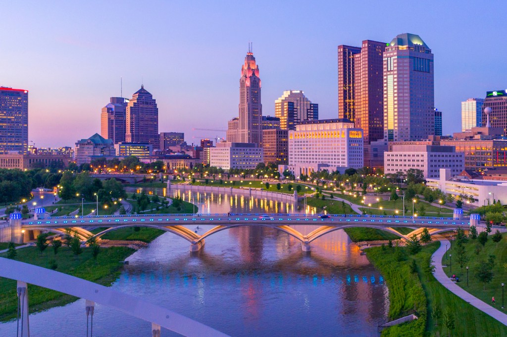 An evening skyline view of Columbus, Ohio, a top destination for meetings and events.