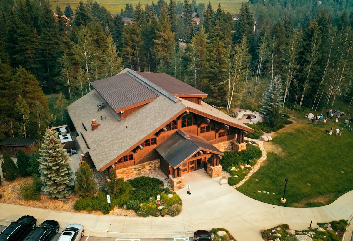 Wedding lodge tucked into the mountains