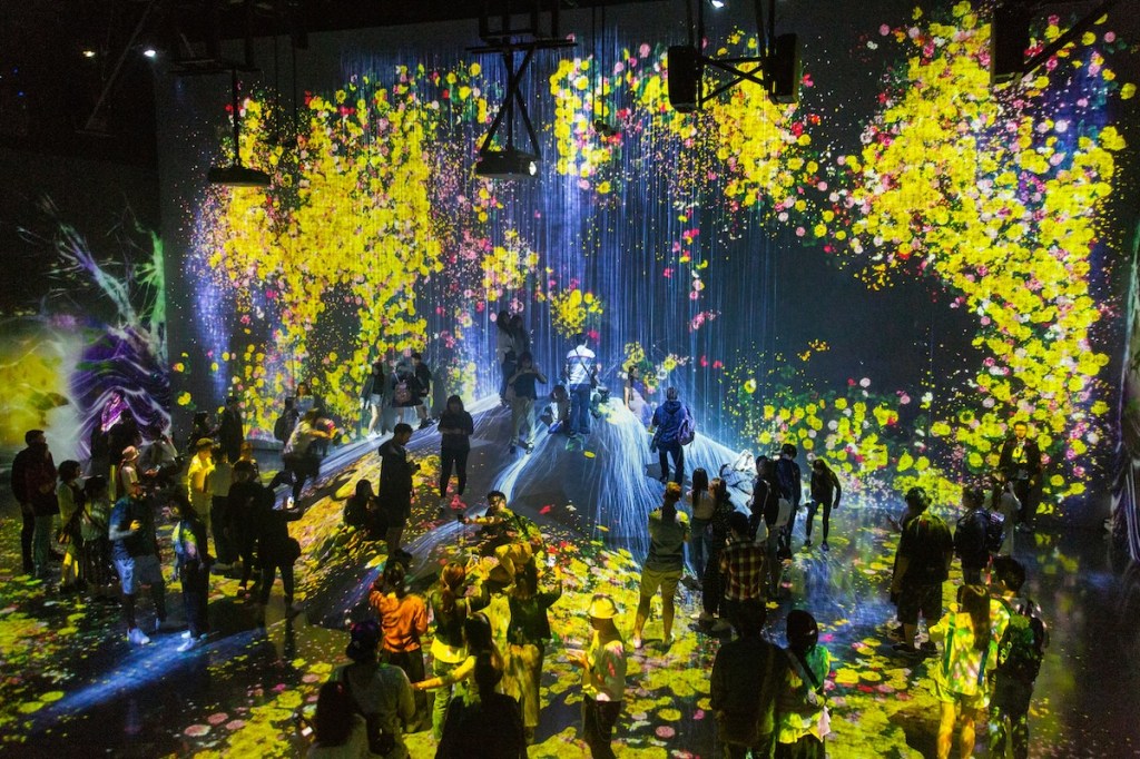 room with projection mapping